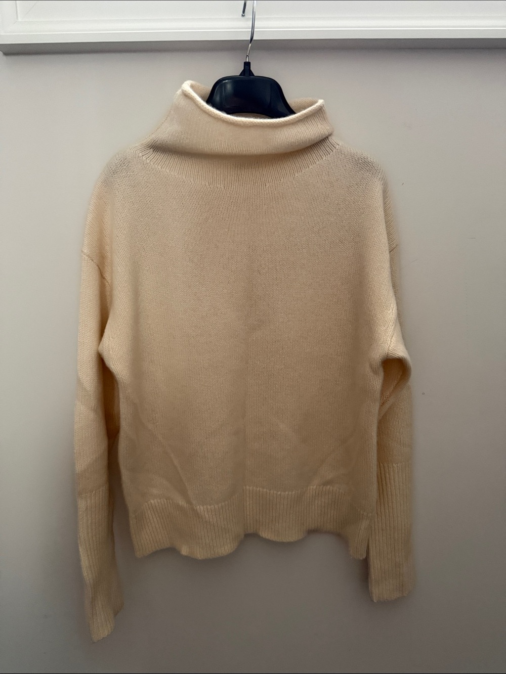 Wilfred Cream Cashmere Turtleneck Sweater - size M